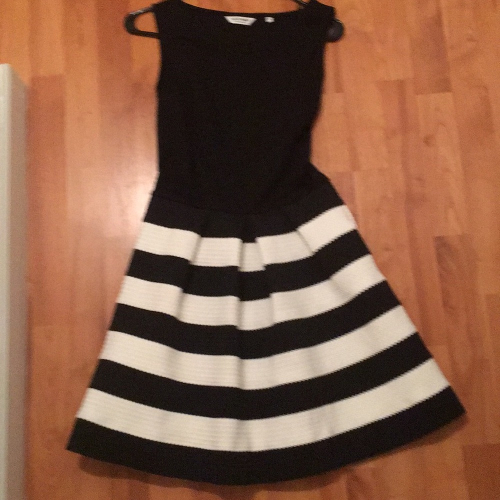 Black and white dress, corolla dress.